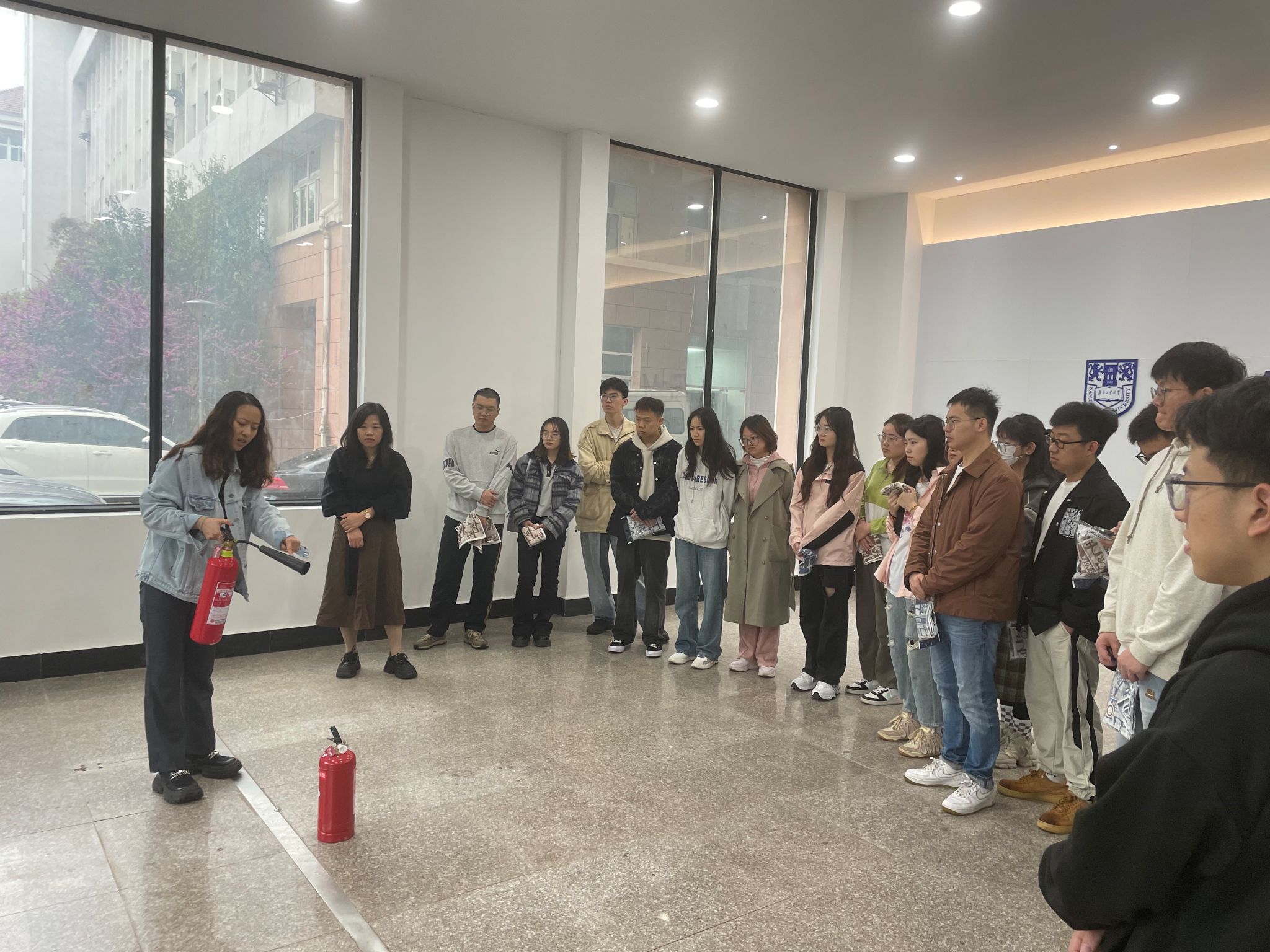公司联合保卫处共同开展消防应急逃生疏散演练活动